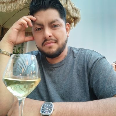Sommelier y lector de poesía en voz alta. Propietario de Classical Burger Store.