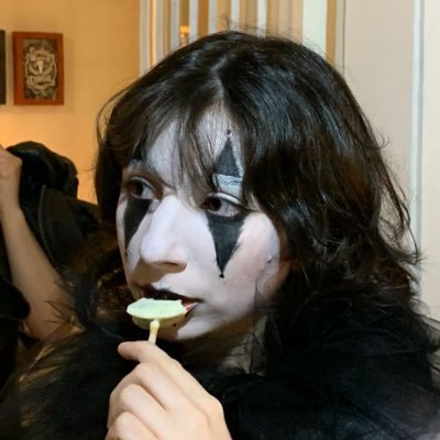 StardusttEden's profile picture. (ele/dele!) tenho um resto de cabelo azul e o cachorro mais fofo desse universo