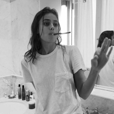 truffautz's profile picture. Doe eyes of a strange girl with brownish hair.