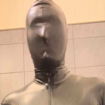 25 - 🇫🇷🇨🇭. EN/FR
Into anything rubber/leather/latex. Chastity and BDSM.