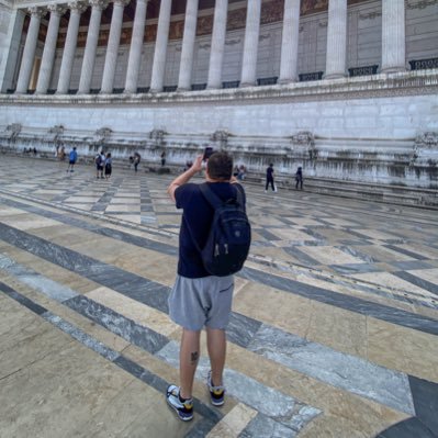 📸 📖 🎧 ☕️ 🇺🇾 Cazador de historias, curioso e inquieto. Hincha de @CAOlimpia. Maradoniano. / Mi Dios no juega dados quizá esté a mi favor.