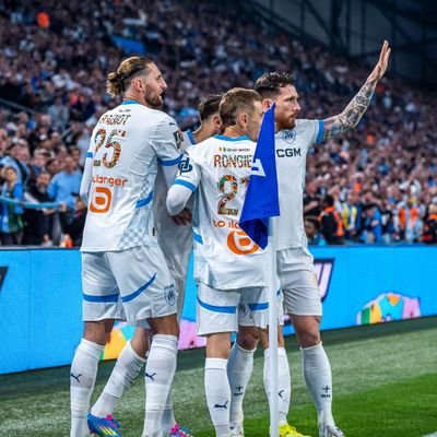 Né sous le soleil, élevé à la bonne humeur. 100% Massilia 💙🤍 #teamOM #Marseille