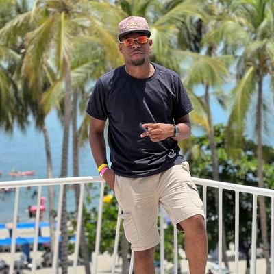 D T O D O U N P O C O🥳
Dispuesto a entretenerte & hacerte reir👍🏾