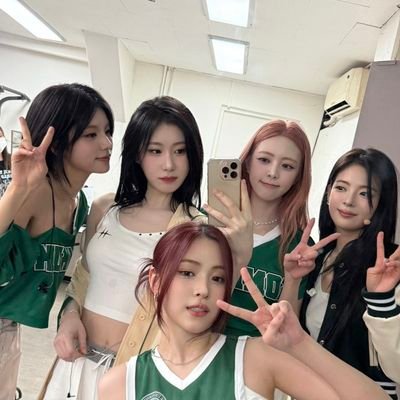 #ITZY : let's hold each other hands and leave.
🔖stream & vote