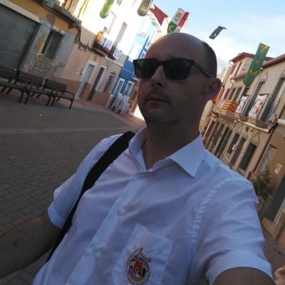 Músico, óptico y optimetrisa, aparejador de moscas cojoneras, escritor desde mundos surreales:
Máscaras sin nombre (amazon), La idea (amazon)