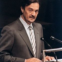 عبدٌ للهِ يسعى بما آتاهُ بين شرعٍ وقانون، وأتوقّفُ أحيانًا عند الأدبِ والفنونِ جمعتُ المتناقضاتِ فلم تُبطلْ، وذلك نقيضُ ما يظنّون.