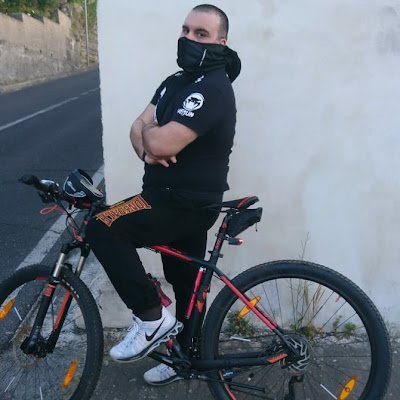 AlessSantoX's profile picture. Quando sei solo,e sono tutti contro di te....
hai solo 2 strade davanti a te.
La prima è morire.......
La seconda è  uccidere!!!