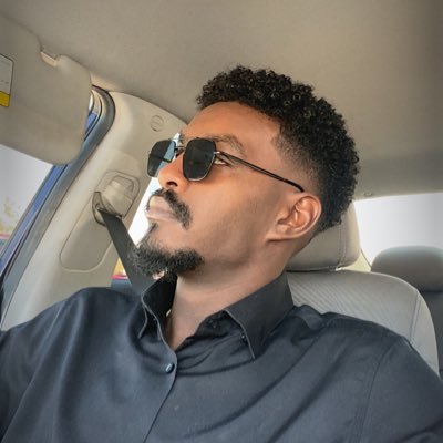 ''.. عجوزٌ هرِم بجسد مراهق، يتمدد تحت شجرةٍ لا ظِل لها، راسماً عبثيته بقلمٍ ذو حبرٍ اسود ..