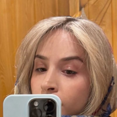 Moniett's profile picture. A Sinner from Behind an Angled Eye