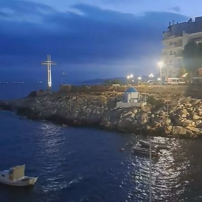 Υπάρχουν παιδιά που ζουν μέσα σε ορισμένους
ενήλικες .....σαν λαθρεπιβάτες...