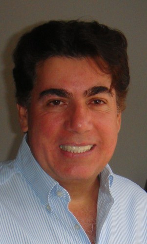 Empresario, a favor de los derechos humanos, mejora continua, la excelencia y la libertad.