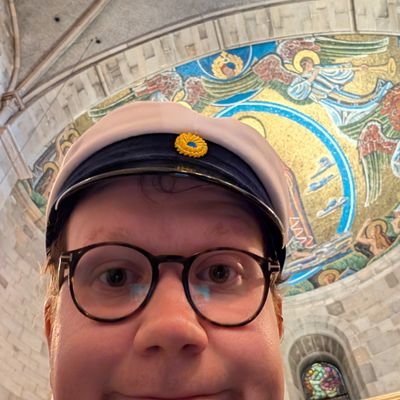 en vacker och genomklok och lagom tjock man i sina bästa år. red haired liberal, teknologtönt & allmänt störig. förrymd smålänning. (han/honom)