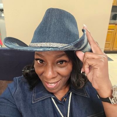 I build, empower, & strengthen God's people. I stand 4 righteousness, & I'm in ❤️ with God! Content, Holy & That Romans 12:1,2 Woman.