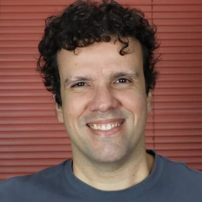 Casado, pai de 4. Jornalista, empresário na área da Comunicação. Mestre pela UFPB. Autor de três livros infantis. Trabalho em JP e moro no paraíso.