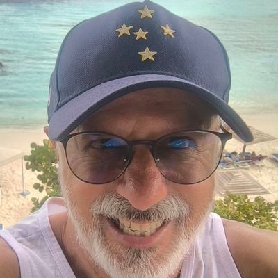 Casado, Católico praticante, aposentado, conservador, Cruzeirense (muito), motociclista clássico.