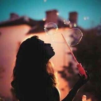ومن شدة فتنتها 💚 تجتمع الفراشات حولها ظنآ منهم أنها زهره 🌸