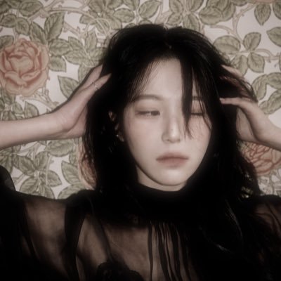 ۶ৎ — Gentle muse adorned in rosy snowfall, 백지헌 . . . 𝓓aughter of the turning age, 03’s Glamour Girl! 💋