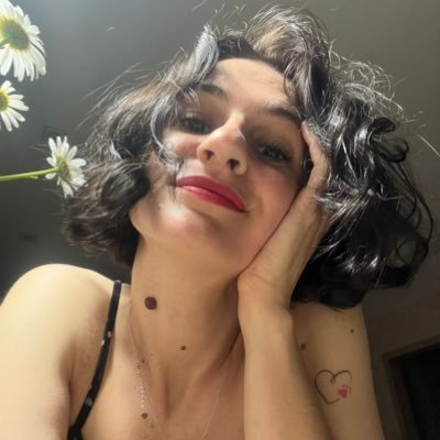 начальниця, криворіжиця, головна амбасадорка Кривого, но красівого 💅🏼веселка, єдинороги, сарказм і матюки