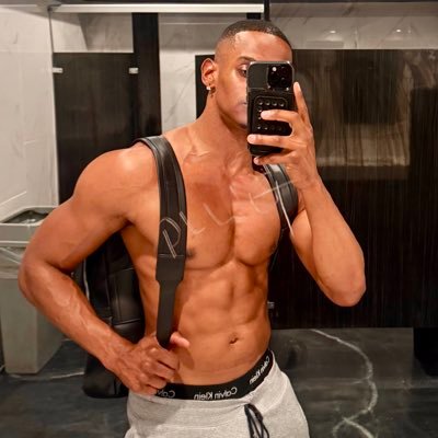 ✨Man Of Many Gifts ✨Free Spirit | Musician | Artist | Vessel ✨ Mostly post mirror shots here 😆 Follow my IG for the real shit @StoryOfAlonzo 🫶🏾✨