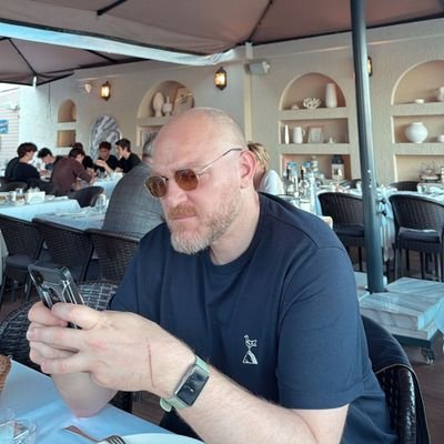 OmerOzbasar's profile picture. Gastro_mania MBA'li bir IR'cı, herşey sarı kırmızı, Twitter ile konuşan adam, #nocontext sever, Marketing professional, ultra hayvansever, birçoğuna göre Omas..