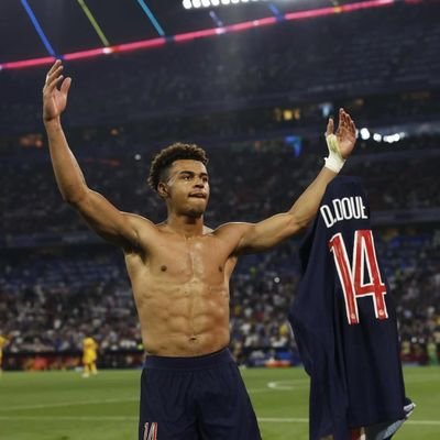 Fan du PSG, des Toronto Raptors, du Paris Basketball de Pierre Gasly et du prince Charles Leclerc. Quartararo champion moto GP 2021 😍. #FCDick
PV: @polomaispv