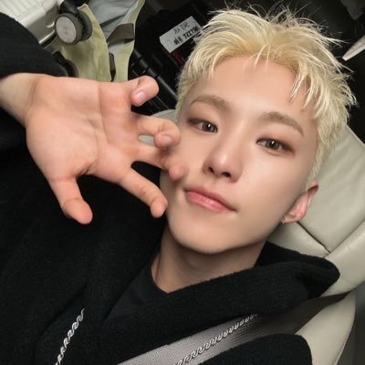 aijngst's profile picture. I’M SELLING ALL OF MY PHOTOCARDS 🫶 please support my small business!!