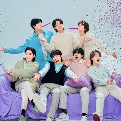 I created this fan account just to scream w/ppl abt BTS. Head over heels in love with BTS//my bias is Yoongi, my little meow meow// French fry lover🍟