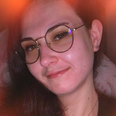 Bonjour, Bonsoir à toi ! Je suis un petit bout de femme passionnée de jeux-vidéo qui cherche à répandre la bonne humeur au travers de live multigaming