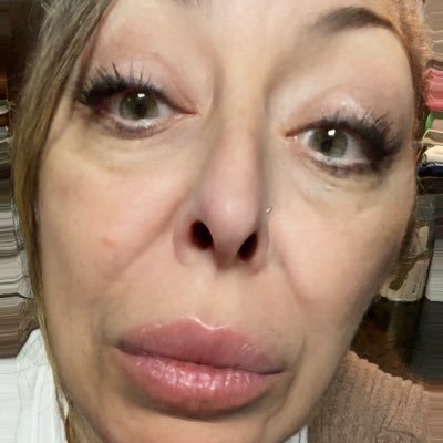 1TECITOxFAVOR's profile picture. Si habría un deseo para mi vida, serían tus manos en mi mejilla☺️