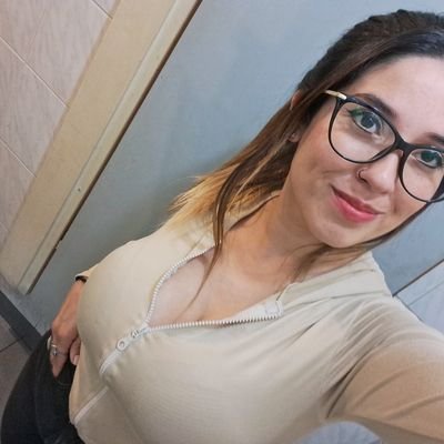 Hola 😊👋 Soy una mujer de carácter, pasión y corazón. Líder en mi propio juego, buscando quién me desafíe y me inspire ⚘️🌟