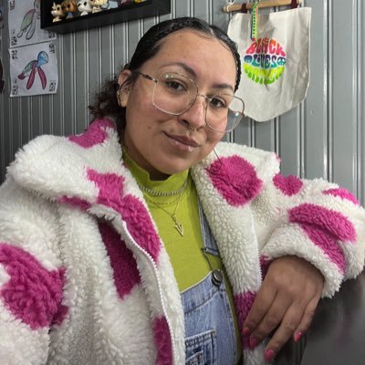 Não entendo ironias, procuro imagens de borboletas e lontras para me alegrar em dias difíceis, viciada em piadas ruins e incapaz de disfarçar o que sinto.