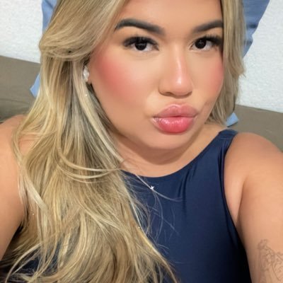 Ela não passava de uma mulher inconstante e borboleta 🦋✨
• Uma geminiana tagarela, ansiosa, mãe da Megg, dinda das Aninhas e futura publicitária.