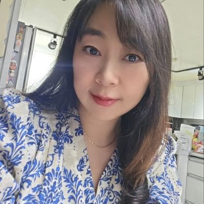 私は心理相談士として活動しているシンセです。心の音を聞きたいすべての人のために様々なテーマについて話し合いたいです。 😊
このアカウントでは、心理学、感情管理、ストレス解消のヒントなど、いくつかの有益な情報を共有します。皆さんの日常に小さな癒しをプレゼントし、より良い自分を発見する旅を一緒にしたいです。
フォロー