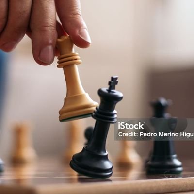 lumiavik's profile picture. chain & circle..