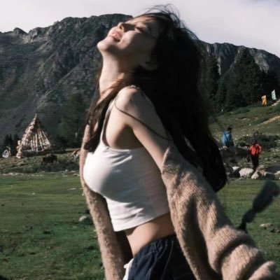 Wly0524's profile picture. 瑟瑟的 喜欢在推上发一些不一样的 不喜欢被干涉生活 想找个能一起玩的朋友 有🚪🚪🚪！！！！