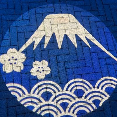 初めまして、しろねこといいます。白い物と猫、透明、無機質な物、綺麗な風景と可愛い物も大好きです。申し訳ありませんが不慣れなのでDMは、返信できません。🙏