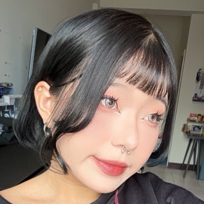 一位專資大碼辣妹衣ㄉ老闆娘🦋✨158/70屁屁大 的梨型身材~Instagram: @purplepu_唯—Twitter帳號