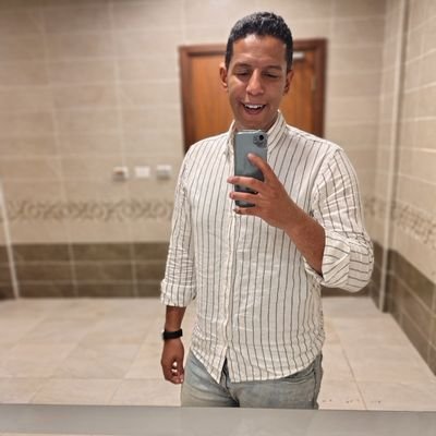 إن الله حين وزع الارزاق لم يرض إنسان برزقه ، و لكن حين وزع العقول رضي كل إنسان بعقله