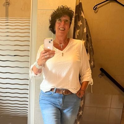 Ik ben sociaal, eerlijk, niet altijd even netjes, scheld terug. In love ❤️met de allerliefste, lekkerste, leukste en mooiste. DM=ongelezen weggegooid