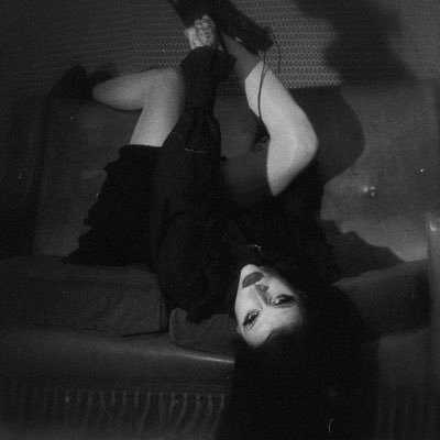 (they/them) una fantasma travesti gotica que va de morado