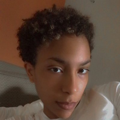 r3naeee31_'s profile picture. “She is a vision of strength, grace, and limitless potential.” ❀⋆.ೃ࿔*:･🐝