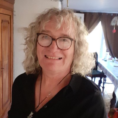 transgenre de franche comté . 64 ans.
je suis femme et j'aime ma vie au quotidien.
Je suis passionnée par les tenues vintages.