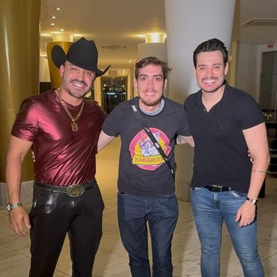 Andarilhofpolis's profile picture. Usarei a conta pra compartilhar famosos com quem tirei foto independente de sua posição.