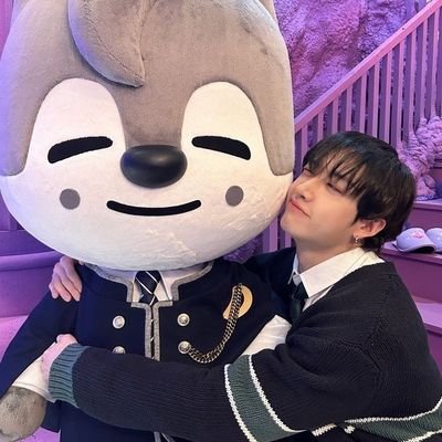 Monlunalyz's profile picture. Different? No I'm Unique