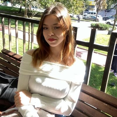 zeynepakahs's profile picture. gittikce daha az evindesin