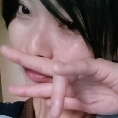 中性的/ジェンダーレス/バイセクシャル/
メイク初心者🔰
人には爽やかだと言われるけど、気が沈みやすい打たれ弱い根暗ちゃん。