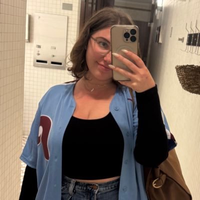 chloeemarge's profile picture. falling to my knees at citizens bank park
