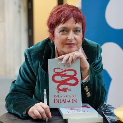 Escritora, Periodista, Catalan Unchained, Proud Spaniard, Gironina del Món, exdiputada al Parlament de Catalunya