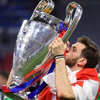 Mon sang est devenu rouge et bleu grâce aux émotions que m'ont donné le @PSG_inside. Le PSG est le PLUS GRAND CLUB DE FRANCE et Lucho est le GOAT ❤️💙