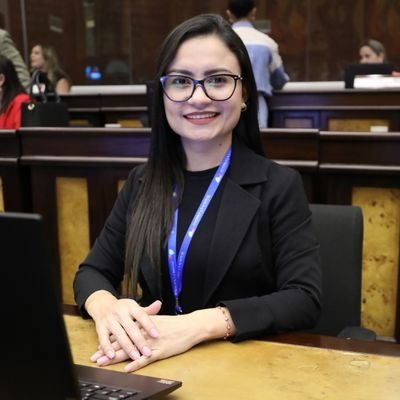 Abogada ⚖️
Magíster en Administración Pública 📚 📈
Manabita💚
Asambleista (a)🇪🇨
Poetisa y escritora✍️
Revolucionaria y Correista💙
Orgullosamente campesina🏡